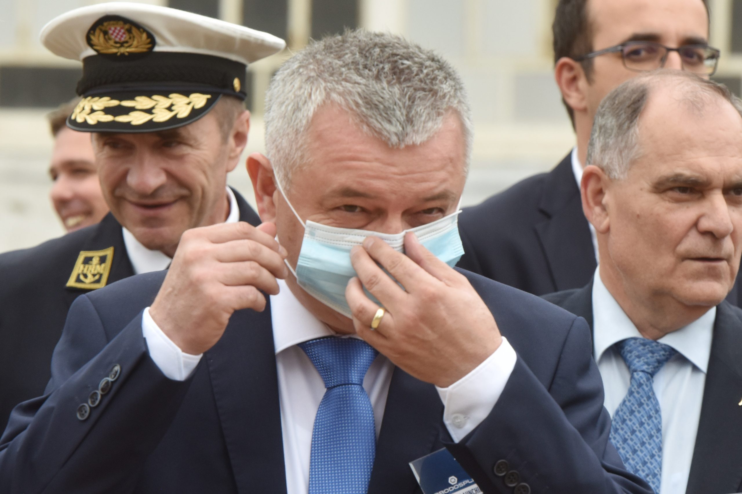 16.05.2020., Split - Ministar gospodarstva Darko Horvat imao je problema sa stavljanjem zastitne maske. Svecanost porinuca novogradnje 487, putnickog broda za polarne ekspedicije koji je ugovoren s americkom tvrtkom Quark Expeditions. Photo: Hrvoje Jelavic/PIXSELL