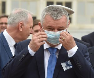 16.05.2020., Split - Ministar gospodarstva Darko Horvat imao je problema sa stavljanjem zastitne maske. Svecanost porinuca novogradnje 487, putnickog broda za polarne ekspedicije koji je ugovoren s americkom tvrtkom Quark Expeditions. Photo: Hrvoje Jelavic/PIXSELL