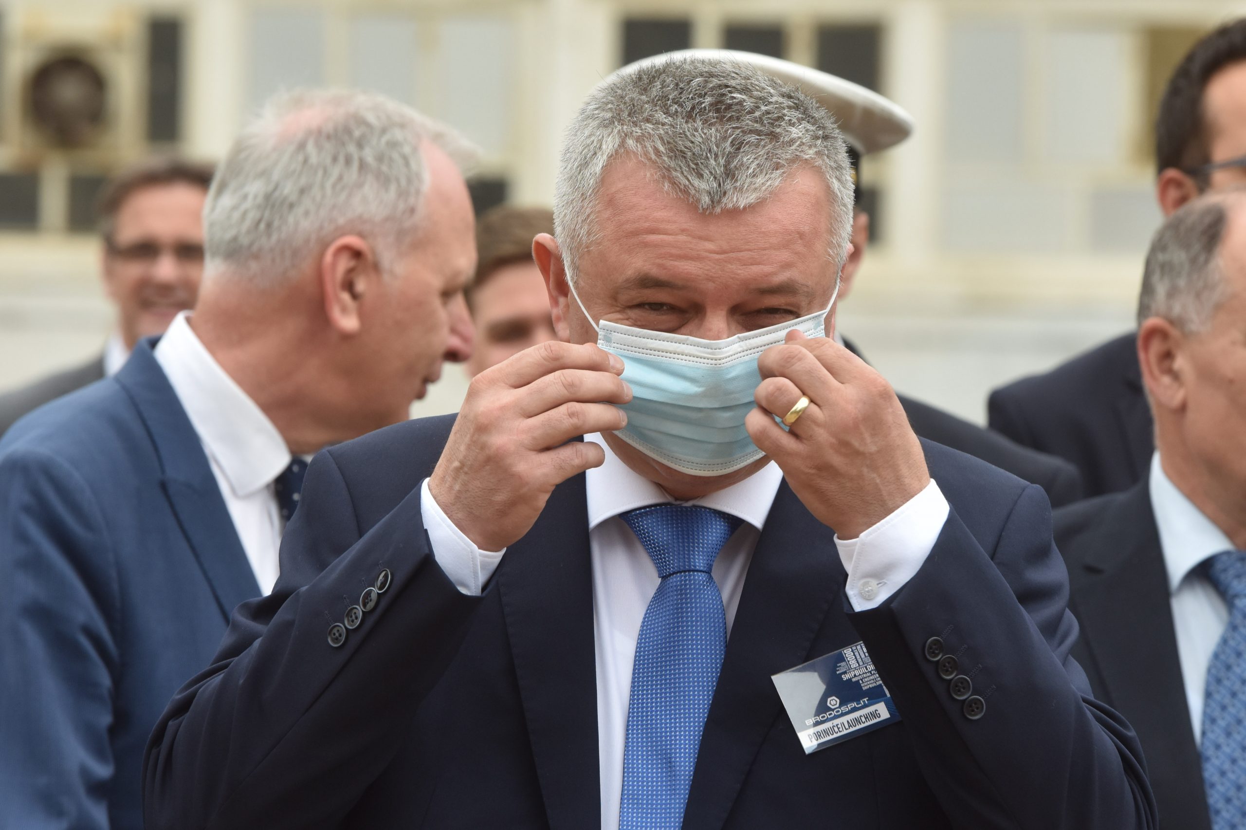 16.05.2020., Split - Ministar gospodarstva Darko Horvat imao je problema sa stavljanjem zastitne maske. Svecanost porinuca novogradnje 487, putnickog broda za polarne ekspedicije koji je ugovoren s americkom tvrtkom Quark Expeditions. Photo: Hrvoje Jelavic/PIXSELL