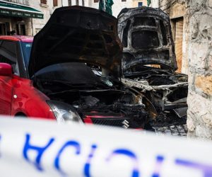 16.06.2020., Kastel Luksic - Oko 02:00 sata, u ulici Josipa Omasica izbio je pozar na parkiranom osobnom vozilu marke BMW, koji je izgorio u potpunosti. Pozar se prosirio i zahvatio dijelom parkirani Suzuki, fasadu kuce u kojoj nitko ne zivi i dio ljetne baste obliznjeg ugostiteljskog objekta. Photo: Milan Sabic/PIXSELL