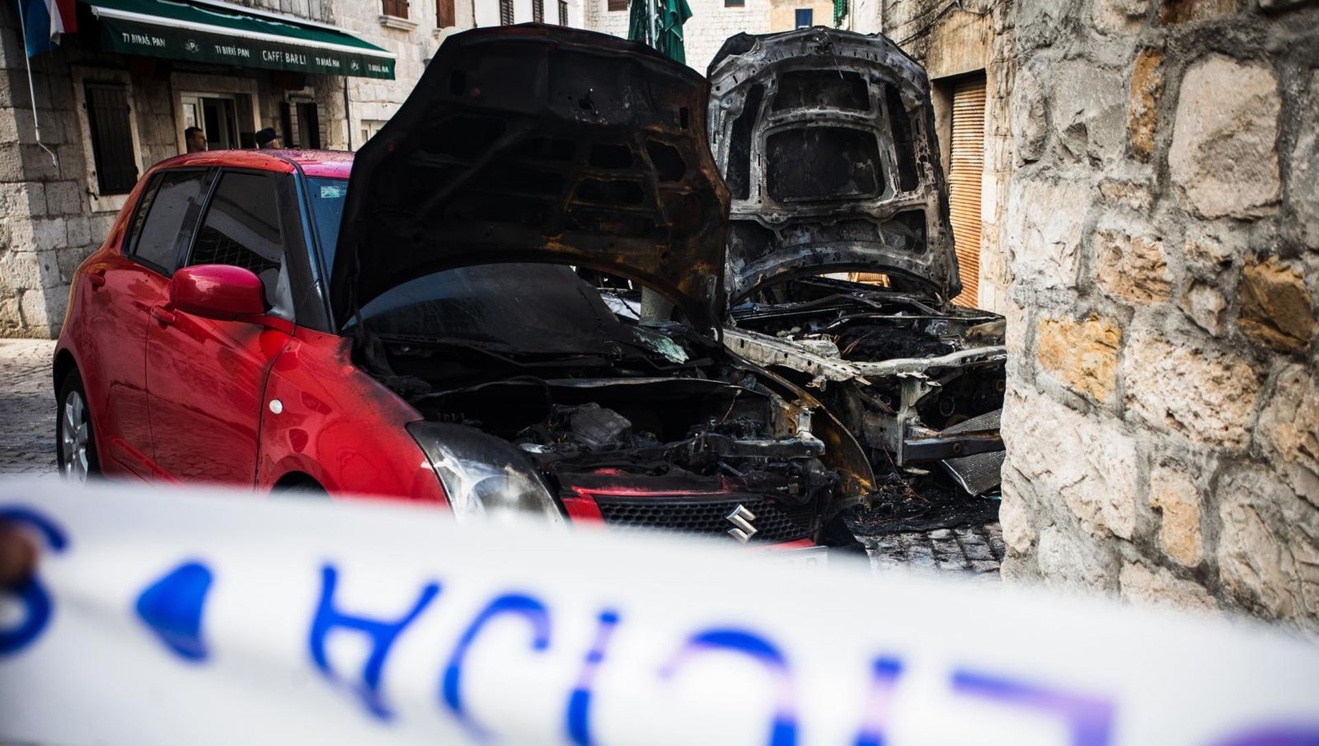 16.06.2020., Kastel Luksic - Oko 02:00 sata, u ulici Josipa Omasica izbio je pozar na parkiranom osobnom vozilu marke BMW, koji je izgorio u potpunosti. Pozar se prosirio i zahvatio dijelom parkirani Suzuki, fasadu kuce u kojoj nitko ne zivi i dio ljetne baste obliznjeg ugostiteljskog objekta. Photo: Milan Sabic/PIXSELL