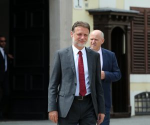16.06.2020., Zagreb - Dvjestotinjak HDZ-ovaca u 15 sati okupilo se na Markovom trgu, a sam vrh stranke usao je u Sabor kako bi Drzavnom izbornom povjerenstvu predao liste koje je u ponedjeljak na maratonskom sastanku usvojilo Predsjednistvo i Nacionalno vijece stranke.  Gordan Jandrokovic. 
Photo: Emica Elvedji/PIXSELL