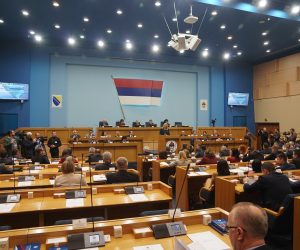 17.02.2020., Narodna skupstina RS, Banja Luka (BiH) – U Banjaluci je u toku posebna sjednica Narodne skupstine RS na kojoj se razmatra informacija o antidejtonskom djeovanju Ustavnog suda BiH, na prijedlog predsjednice RS Zeljke Cvijanovic. Cvijanovic je na pocetku sjednice rekla da "BiH nikada nije dobila priliku da zivi kao normalna drzava". Ona je porucila da je nesprovodiva odluka Ustavnog suda BiH prema kojoj bi poljoprivredno zemljiste bilo izuzeto iz vlasnicke strukture RS, kao i da se institucija tog suda pretvorila u nosioca antidejtonskih i antiustavnih aktivnosti u BiH. Milorad Dodik, predsjednik vladajuceg SNSD-a i srpski clan Predsjednistva BiH, je svoj govor pred poslanicima NSRS poceo sa rijecima "Goodbye BiH, welcome RSEXIT". Dodik je rekao da je Ustavni sud BiH prebacio imovinu na BiH kojoj to ne pripada, kao i da Bosnjaci u BiH nece na tome stati. Predstavnici srpskih stranaka u NSRS su prije sjednice potpisali osam zakljucaka u vezi sa antidejtonskim djelovanjem Ustavnog suda BiH.
Photo: Dejan Rakita/PIXSELL