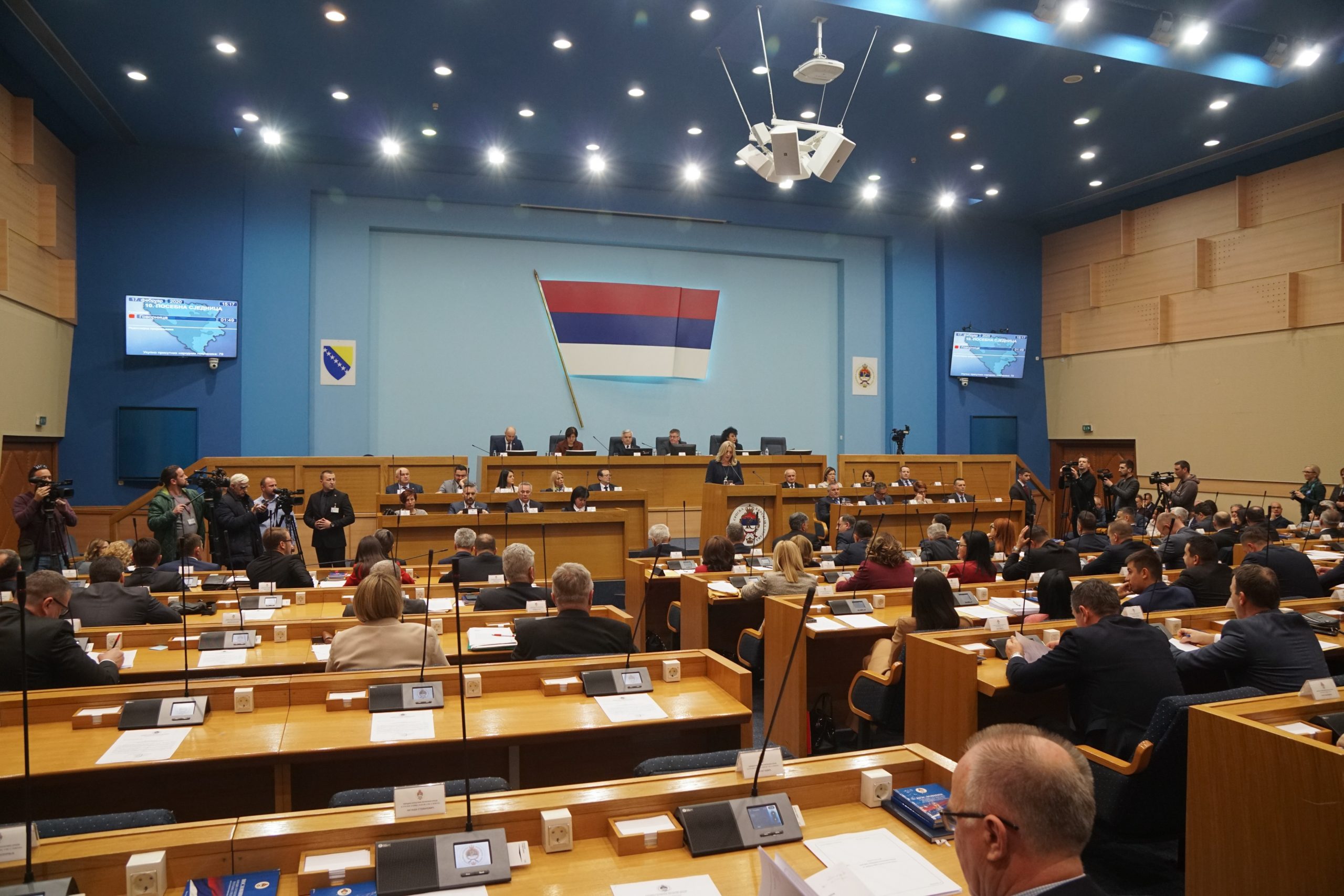 17.02.2020., Narodna skupstina RS, Banja Luka (BiH) – U Banjaluci je u toku posebna sjednica Narodne skupstine RS na kojoj se razmatra informacija o antidejtonskom djeovanju Ustavnog suda BiH, na prijedlog predsjednice RS Zeljke Cvijanovic. Cvijanovic je na pocetku sjednice rekla da "BiH nikada nije dobila priliku da zivi kao normalna drzava". Ona je porucila da je nesprovodiva odluka Ustavnog suda BiH prema kojoj bi poljoprivredno zemljiste bilo izuzeto iz vlasnicke strukture RS, kao i da se institucija tog suda pretvorila u nosioca antidejtonskih i antiustavnih aktivnosti u BiH. Milorad Dodik, predsjednik vladajuceg SNSD-a i srpski clan Predsjednistva BiH, je svoj govor pred poslanicima NSRS poceo sa rijecima "Goodbye BiH, welcome RSEXIT". Dodik je rekao da je Ustavni sud BiH prebacio imovinu na BiH kojoj to ne pripada, kao i da Bosnjaci u BiH nece na tome stati. Predstavnici srpskih stranaka u NSRS su prije sjednice potpisali osam zakljucaka u vezi sa antidejtonskim djelovanjem Ustavnog suda BiH.
Photo: Dejan Rakita/PIXSELL