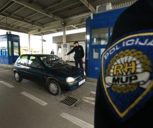 17.04.2015., Hrvatska Kostajnica - Granicni prijelaz u Hrvatskoj Kostajnici. Zbog nedostatka zemljista na bosanskohercegovackoj strani granice, policija i carinska sluzba BiH smjesteni su na hrvatskom teritoriju. Kako su cijene benzina, kucnih potrepstina te hrane osjetno nize u Bosanskoj Kostajnici, veliki broj gradjana iz Hrvatske Kostajnice, Siska i Petrinje odlazi u dnevnu nabavu i kupnju na bosansku stranu. Najvise se kupuju cigarete, te alkoholna pica, pivo a nemali broj gradjana kupuje i kruh cija je cijena oko 3 kune. Gajba piva krece se izmedju sezdeset i osamdeset kuna, a kako navode mjestani i ono malo mladih koje je ostalo na hrvatskoj strani svoje vecernje izlaske provode na bosankoj strani u njihovim klubovima i kaficima.  
Photo: Robert Anic/PIXSELL