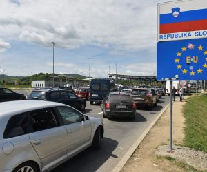 17.04.2017., Bregana - Na granicnom prijelazu Bregana na izlazak iz Hrvatske nakon Uskrsnih blagdana ceka se vise od sat vremena. 
Photo: Davor Visnjic/PIXSELL