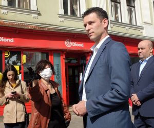 18.04.2020., Zagreb - Predsjednik Mosta Bozo Petrov i voditelj Savjeta Mosta za gospodarstvo Mislav Kraljevic danas su na konferenciji za medije istaknuli kako Most predlaze da se stopa PDV-a na zastitne maske, rukavice, dezinficijense i ostalu opremu, smanji s 25 na 5 posto.  Most ce ovaj prijedlog dopune Zakona o porezu na dodanu vrijednost uputiti u saborsku proceduru. 
Photo: Patrik Macek/PIXSELL