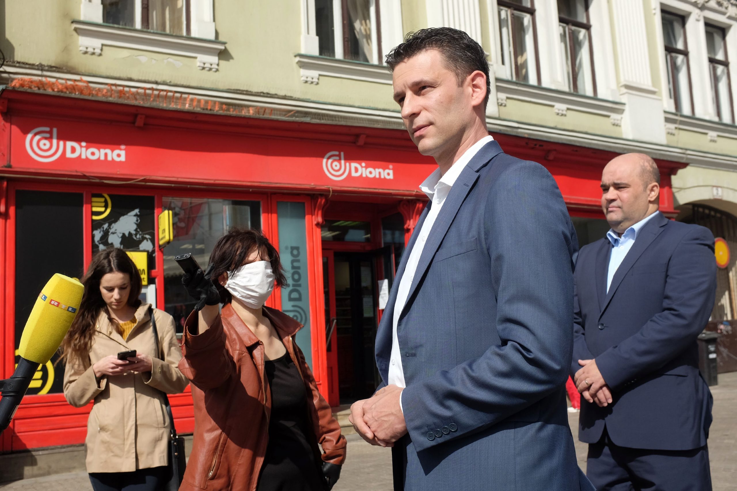 18.04.2020., Zagreb - Predsjednik Mosta Bozo Petrov i voditelj Savjeta Mosta za gospodarstvo Mislav Kraljevic danas su na konferenciji za medije istaknuli kako Most predlaze da se stopa PDV-a na zastitne maske, rukavice, dezinficijense i ostalu opremu, smanji s 25 na 5 posto.  Most ce ovaj prijedlog dopune Zakona o porezu na dodanu vrijednost uputiti u saborsku proceduru. 
Photo: Patrik Macek/PIXSELL
