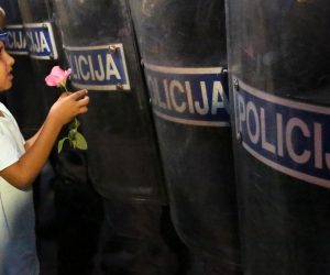 18.09.2015., Harmica - Izbjeglice su probile policijski obruc na hrvatskoj strani te su presli granicu sa Slovenijom gdje ih je zaustavila interventna policija. Migranti su skandirali "otvorite granicu". 
Photo: Borna Filic/PIXSELL