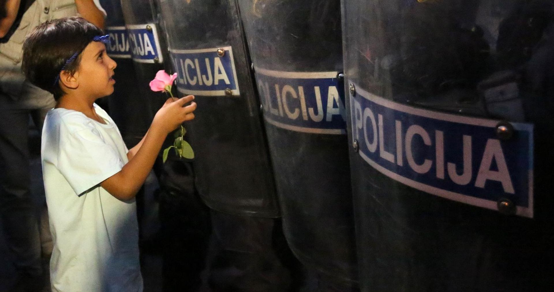 18.09.2015., Harmica - Izbjeglice su probile policijski obruc na hrvatskoj strani te su presli granicu sa Slovenijom gdje ih je zaustavila interventna policija. Migranti su skandirali "otvorite granicu". 
Photo: Borna Filic/PIXSELL