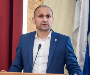 19.06.2020., Osijek - Uruceni ugovori o financiranju projekata nacionalnim i EU sredstvima za korisnike s podrucja Osjecko-baranjske zupanije. Zupan Ivan Anusic Photo: Davor Javorovic/PIXSELL