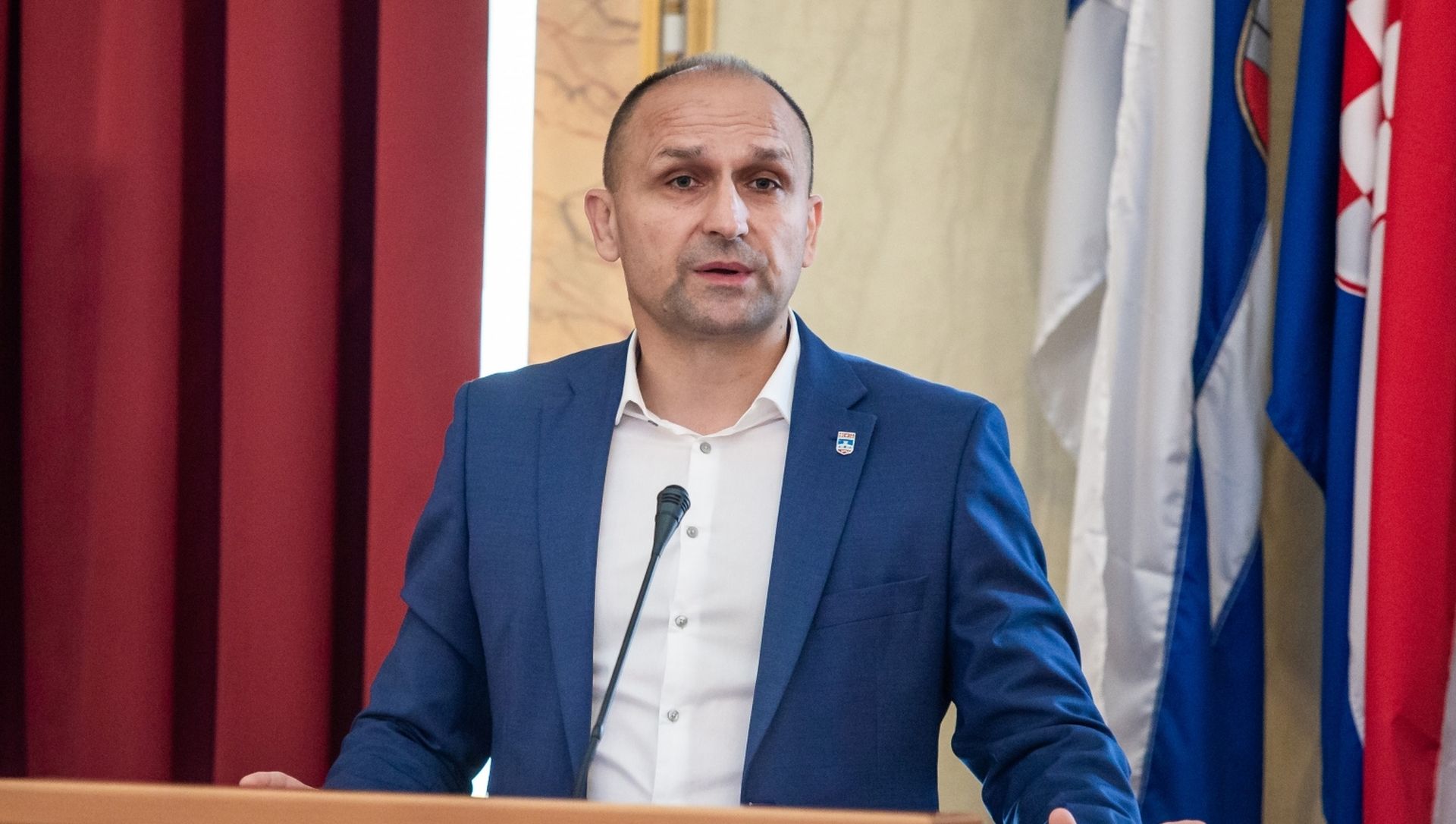 19.06.2020., Osijek - Uruceni ugovori o financiranju projekata nacionalnim i EU sredstvima za korisnike s podrucja Osjecko-baranjske zupanije. Zupan Ivan Anusic Photo: Davor Javorovic/PIXSELL