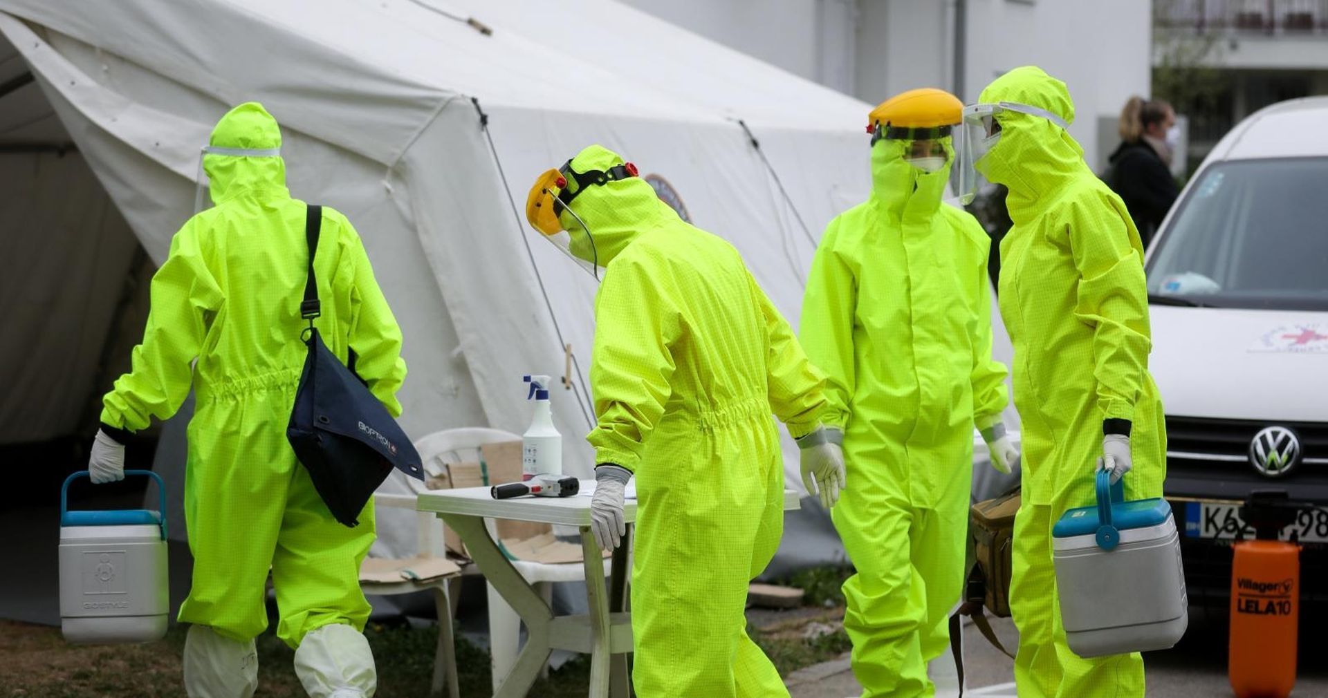 20.04.2020., Sarajevo, Bosna i Hercegovina - U tijeku je testiranje 40 radnika Gerontoloskog centra u Sarajevu, zbog kontakta sa korisnicom centra koja je pozitivna na Covid-19 virus. Photo: Armin Durgut/PIXSELL