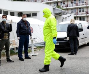20.04.2020., Sarajevo, Bosna i Hercegovina - U tijeku je testiranje 40 radnika Gerontoloskog centra u Sarajevu, zbog kontakta sa korisnicom centra koja je pozitivna na Covid-19 virus. Photo: Armin Durgut/PIXSELL
