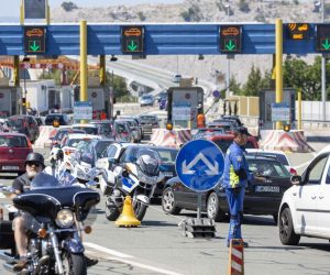 20.07.2019., Krcki Most - Prosvjed motociklista na Krckom mostu zbog naplate mostarine. Motociklisti sitnisem placali most stvorivsi jos vecu guzvu. 
Photo: Nel Pavletic/PIXSELL