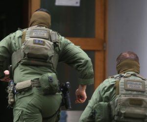 21.06.2020., Zagreb - Jedan od stanara stambene zgrade u naselju Sopot s nozem u ruci vikao s balkona. Nakon policije u zgradu je stigla i specijalna policija. Photo: Marin Tironi/PIXSELL