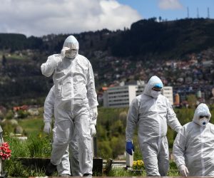22.04.2020., Sarajevo, Bosna i Hercegovina - Na sarajevskom groblju Bare, odrzana je sahrana pacijenta koji je preminuo od Covid-19 virusa.
Photo: Armin Durgut/PIXSELL