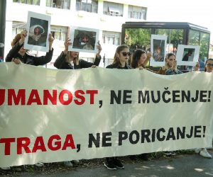 22.05.2020., Zagreb - Centar za mirovne studije i Inicijativa Dobrodosli! akcijom Istraga, a ne poricanje, ispred zgrade Ministarstva unutarnjih poslova zatrazili su da se umjesto poricanja nasilja nad izbjeglicama, pokrenu ucinkovite istrage. Proslo je dva tjedna od objavljivanja fotografija koje pokazuju fizicko oznacavanje izbjeglica narancastim sprejem preko cijelog tjemena, za koje izbjeglice svjedoce da je pocinila hrvatska policija prilikom nezakonitog protjerivanja s teritorija Republike Hrvatske. Zbog neadekvatne reakcije Ministarstva unutarnjih poslova, organizacije koje se zalazu za zastitu ljudskih prava izbjeglica zatrazil su da MUP preuzme odgovornost i krene provoditi ucinkovite i kvalitetne unutarnje istrage te ne sputavaju nezavisne istrage. Photo: Goran Stanzl/PIXSELL