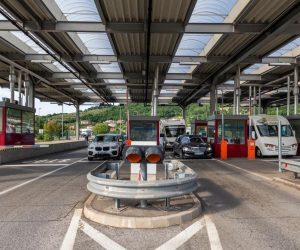22.05.2020.. Plovanija - Strani drzavljani ulaze u Hrvatsku na granicnom prijelazu Kastel.
Photo: Srecko Niketic/PIXSELL