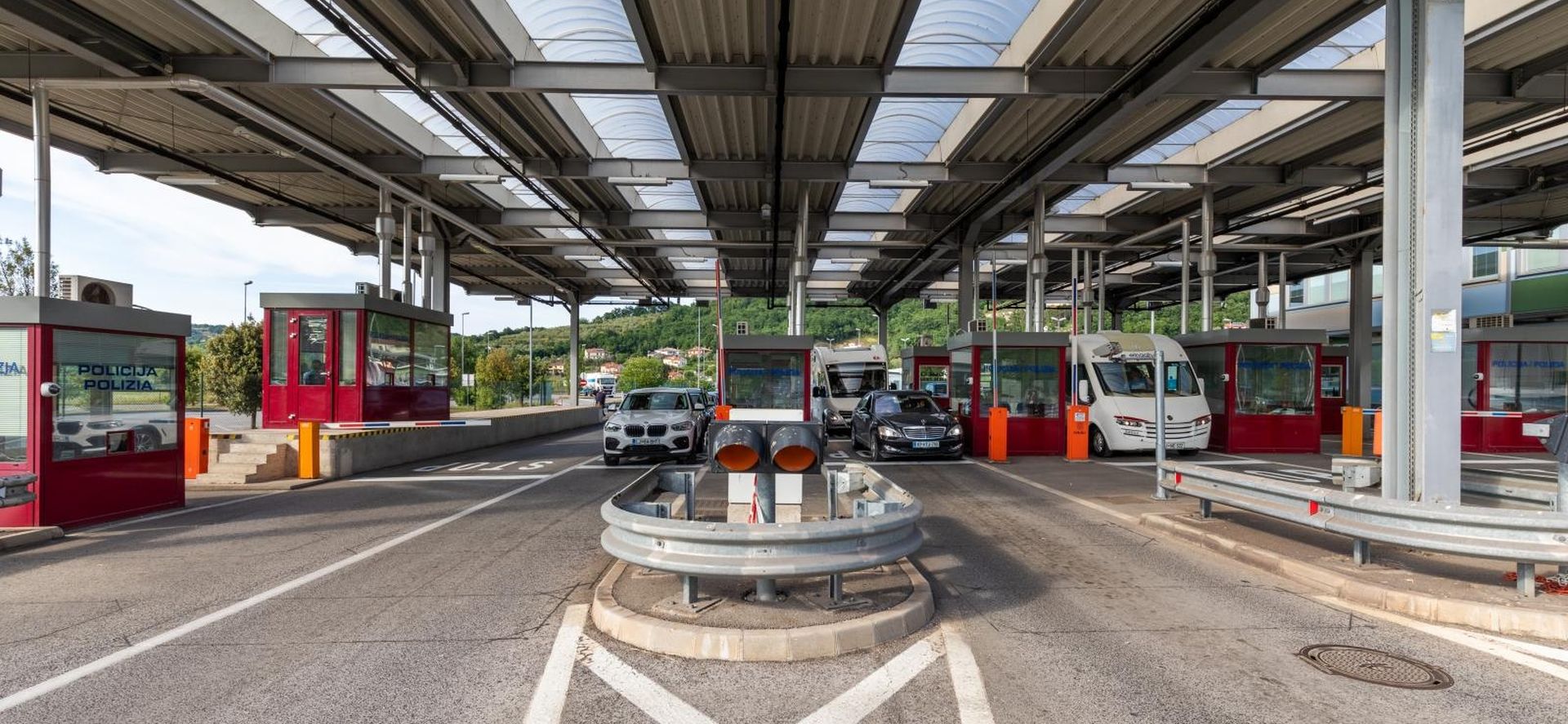 22.05.2020.. Plovanija - Strani drzavljani ulaze u Hrvatsku na granicnom prijelazu Kastel.
Photo: Srecko Niketic/PIXSELL