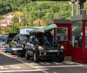22.05.2020.. Plovanija - Strani drzavljani ulaze u Hrvatsku na granicnom prijelazu Kastel.
Photo: Srecko Niketic/PIXSELL