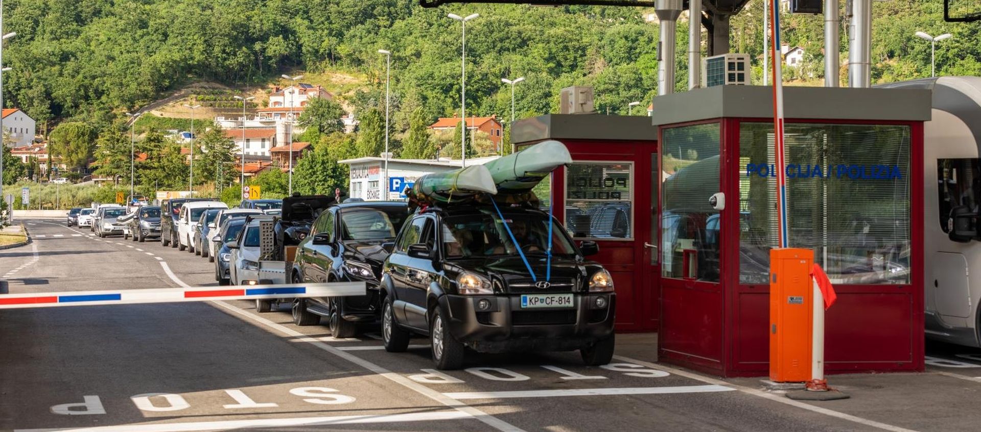 22.05.2020.. Plovanija - Strani drzavljani ulaze u Hrvatsku na granicnom prijelazu Kastel.
Photo: Srecko Niketic/PIXSELL