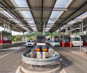 22.05.2020.. Plovanija - Strani drzavljani ulaze u Hrvatsku na granicnom prijelazu Kastel.
Photo: Srecko Niketic/PIXSELL