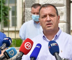 22.06.2020., Zadar - Ministar zdravstva Vili Beros doputovao je hitno u Zadar. Ispred Opce bolnice odrzao je konferenciju za medije o novonastaloj situaciji zaraze na teniskom turniru. 
Photo: Dino Stanin/PIXSELL