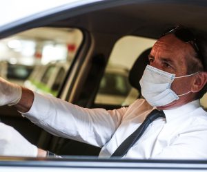 23.04.2020.,Zagreb - Taxi Cammeo postavio ograde od pleksiglasa koja dijeli zadnju klupu od prednjih sjedista automobila.
Photo: Marin Tironi/PIXSELL.