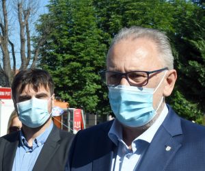 23.06.2020., Sisak - Ravnatelj Stozera civilne zastite Republike Hrvatske i ministar uutarnjih poslova Davor Bozinovic u pratnji ravnatelja sisacke Opce bolnice Tomislava Dujmenoovica susreo se s djelatnicima ove zdravstvene ustanove i zahvalio im doprinosu u borbi protiv pandemije koronavirusa. 
Photo: Nikola Cutuk/PIXSELL