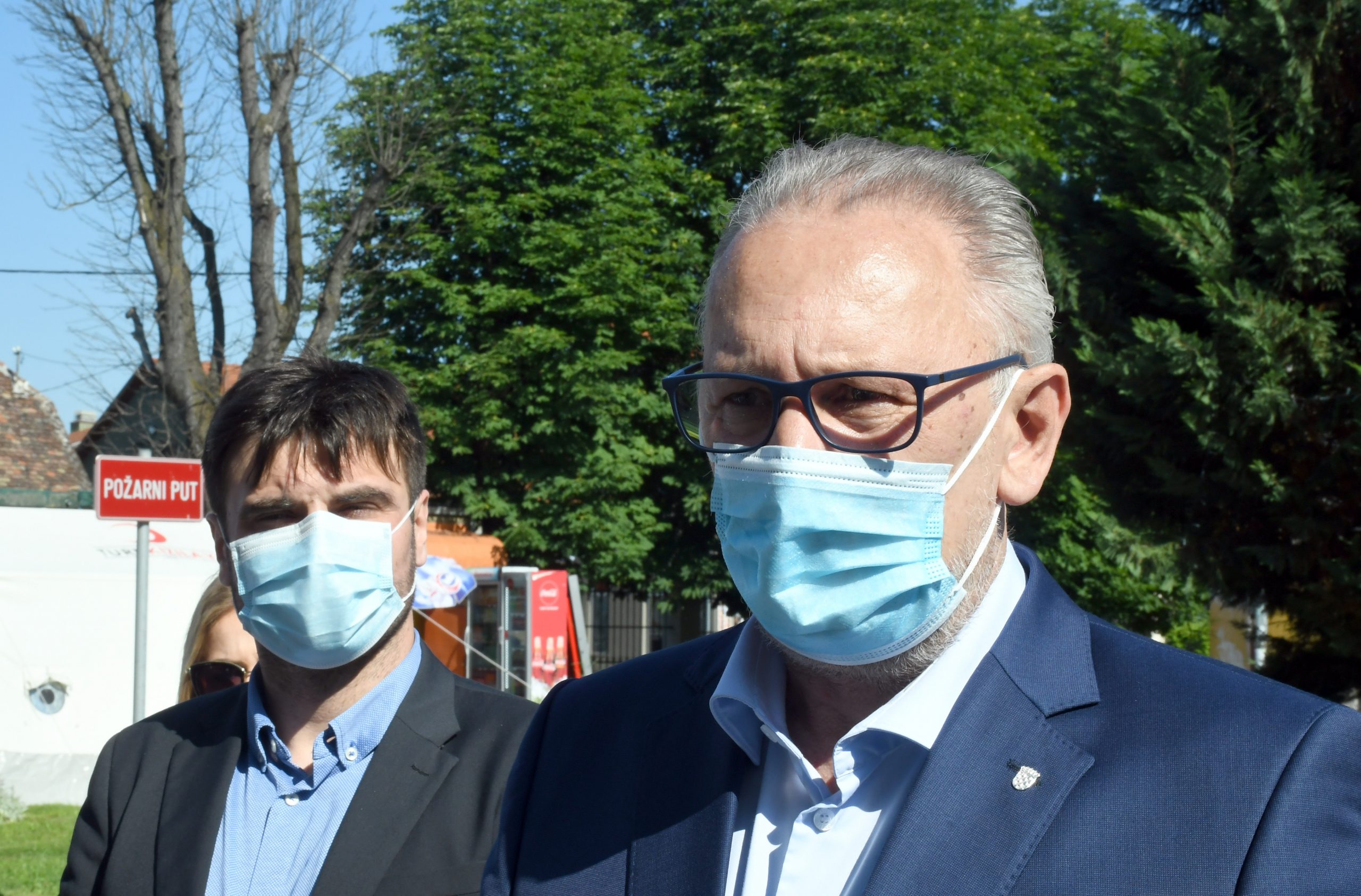 23.06.2020., Sisak - Ravnatelj Stozera civilne zastite Republike Hrvatske i ministar uutarnjih poslova Davor Bozinovic u pratnji ravnatelja sisacke Opce bolnice Tomislava Dujmenoovica susreo se s djelatnicima ove zdravstvene ustanove i zahvalio im doprinosu u borbi protiv pandemije koronavirusa. 
Photo: Nikola Cutuk/PIXSELL
