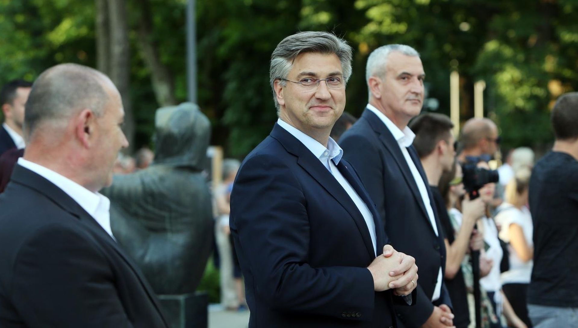 23.06.2020., Karlovac - Premijer Andrej Plenkovic u Karlovcu se druzio sa clanovima HDZ-a i sudjelovao na otvorenju manifestacije Zvjezdano ljeto koje je i otvorio. Nakon svecanog otvorenja kod Gradskog kazalista Zorin dom sa gradonacelnikom Karlovca Damirom Mandicem i brojnim gradanima prosetali su sredistem grada do mosta na Kupi gdje su stanovnici GC Banija i Gaza povlacili uze.
Photo: Kristina Stedul Fabac/PIXSELL