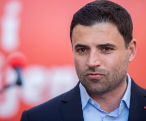 23.6.2020., Rijeka - Predsjednik SDP-a i lider RESTART koalicije Davor Bernardic u sklopu izborne kampanje predstavio je kandidate s liste RESTART koalicije u osmoj izbornoj jedinici. Photo: Nel Pavletic/PIXSELL