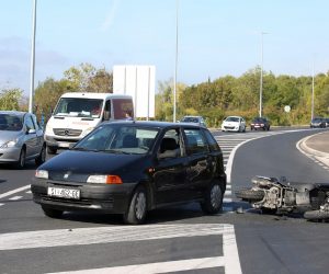 23.10.2019., Sibenik - Kod Petrolove benzinske stanice doslo je prometne nesrece u kojoj su sudjelovali motocikl i osobni automobil.Ocevid je u tijeku a promet se odvija uz regulaciju prometne policije.
Photo: Dusko Jaramaz/PIXSELL