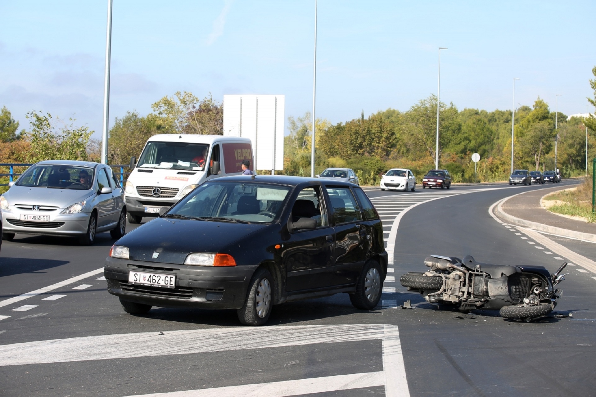 23.10.2019., Sibenik - Kod Petrolove benzinske stanice doslo je prometne nesrece u kojoj su sudjelovali motocikl i osobni automobil.Ocevid je u tijeku a promet se odvija uz regulaciju prometne policije.
Photo: Dusko Jaramaz/PIXSELL