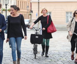 24.05.2020., Zagreb - Na Markovom trgu ispred zgrade Vlade politicka platforma Mozemo na konferenciji za medije govorila je o kljucnim problemima u obnovi Zagreba i okolice nakon potresa, propustima Vlade RH i gradonacelnika u pripremi pravnog, institucionalnog i financijskog okvira za obnovu, problemima u provedbi mjera koje se najavljuju te prijedlozima mogucih rjesenja. Sandra Bencic. 
Photo: Luka Stanzl/PIXSELL
