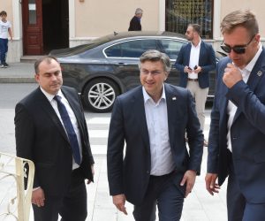 24.06.2020., Krapina - Predsjednik HDZ-a Andrej Plenkovic je sa svojim stranackim kolegama u okviru predizborne kampanje obisao Krapinu i druzio se s clanovima stranke u Gradskoj kavani "Ilir bar". Photo: Davorin Visnjic/PIXSELL