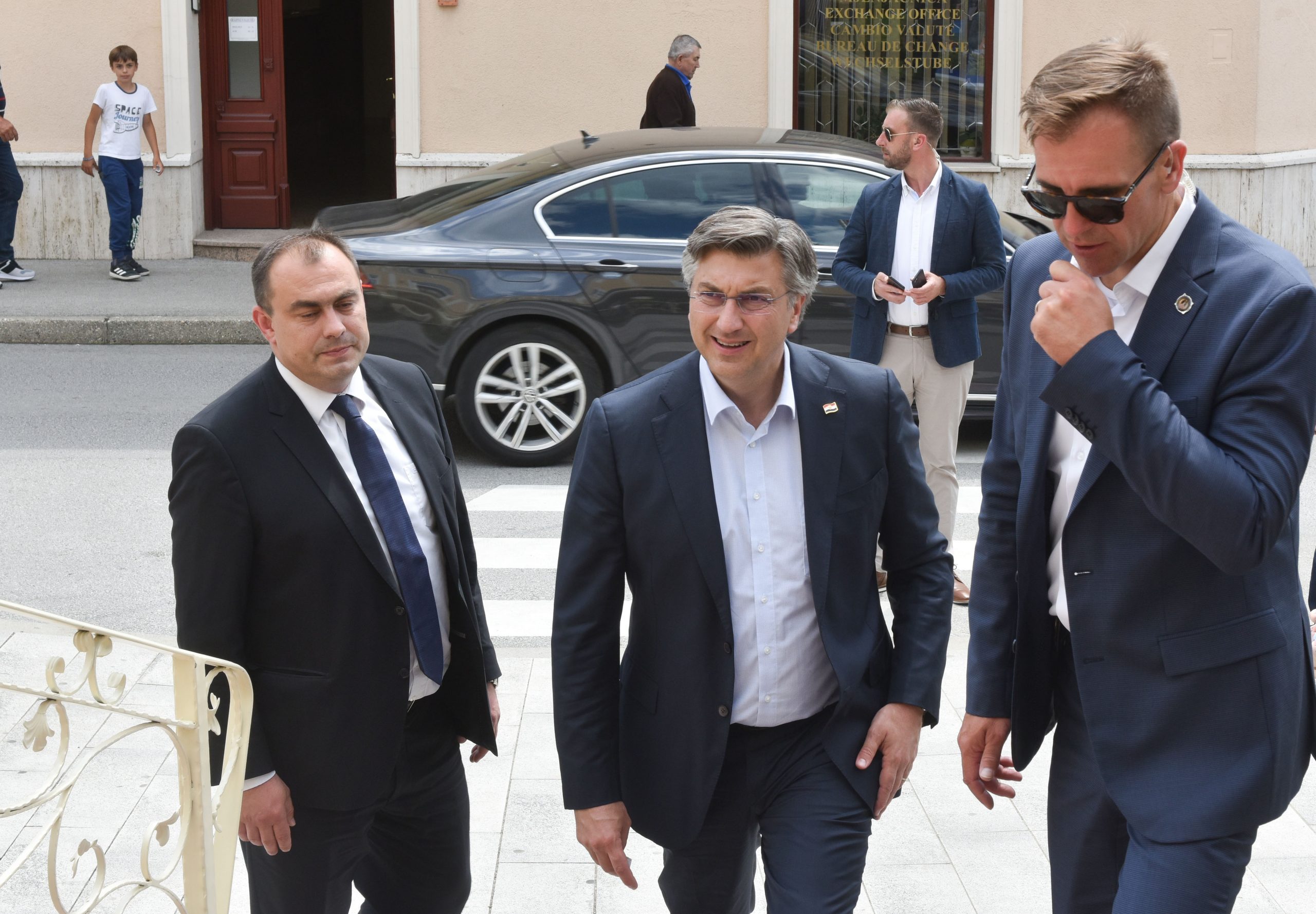 24.06.2020., Krapina - Predsjednik HDZ-a Andrej Plenkovic je sa svojim stranackim kolegama u okviru predizborne kampanje obisao Krapinu i druzio se s clanovima stranke u Gradskoj kavani "Ilir bar". Photo: Davorin Visnjic/PIXSELL