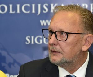 Zadar: Policija potpisala sporazum u uređenju poslovnog prostora 24.09.2018., Zadar -   U prostorijama PU Zadarske potpisan je sporazum o sufinanciranju uredjivanja poslovnog prostora u Zadru. Sporazum su potpisali ministar unutarnjih poslova dr. sc. Davor Bozinovic, zupan Zadarske zupanije Bozidar Longin te gradonacelnik grada Zadra dr. Branko Dukic.
Photo: Dino Stanin/PIXSELL