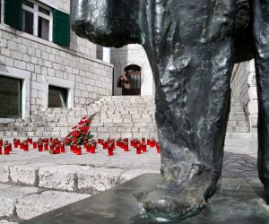 25.02.2020., Imotski - Vrhunac karnevalskih zbivanja doveo grad Imotski na najistaknutija mjesta portala, novina i televizijskih vijesti. Nakon sto je u nedjelju na Imotskom karnevalu zapaljen gay par koji je u rukama drzao lutku na kojoj se nalazila sfotografija saborskog zastupnika SDP-ovca Nenada Stazica s petokrakom na celu, jucer je na tom mjestu osvanulo cvijece i lampioni.
Photo: Ivo Cagalj/PIXSELL