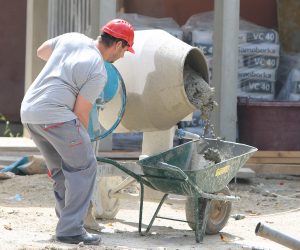 25.05.2020., Karlovac  - U tijeku su radovi na energetskoj obnovi zgrade djecjeg vrtica Dubovac. Obnova ce biti sufinancirana sredstvima iz EU fondova. Vrijednost radova koji bi trebali zavrsiti u rujnu ove godine iznosi  oko devet milijuna kuna.
Photo: Kristina Stedul Fabac/PIXSELL