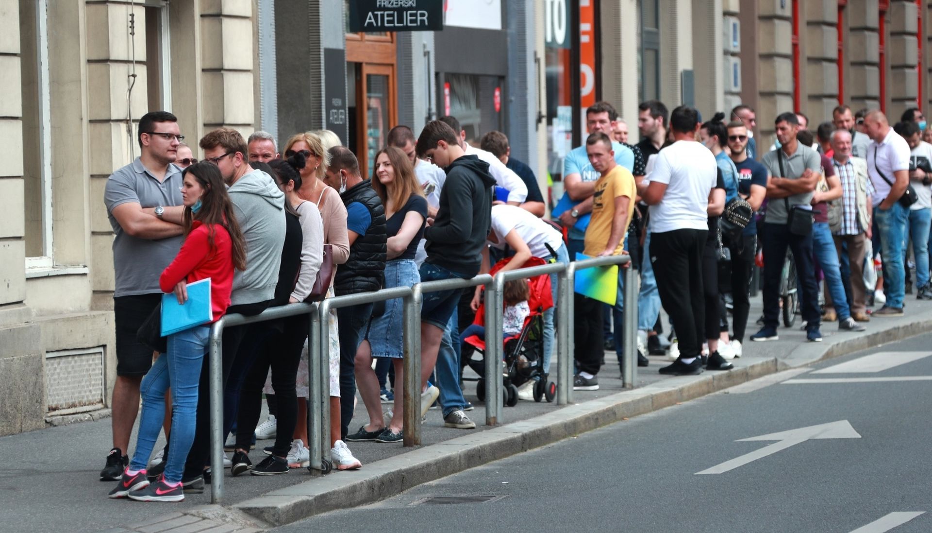25.06.2020., Zagreb - Petrinjska 30. U Petrinjskoj ulici ispred ulaza za izdavanje i zaprimanje dokumenata stvorila se velika guzva,  a ljudi se ne pridrzavaju propisanih mjera sigurnosti radi korona virusa i udaljenosti od dva metra. Photo: Sanjin Strukic/PIXSELL