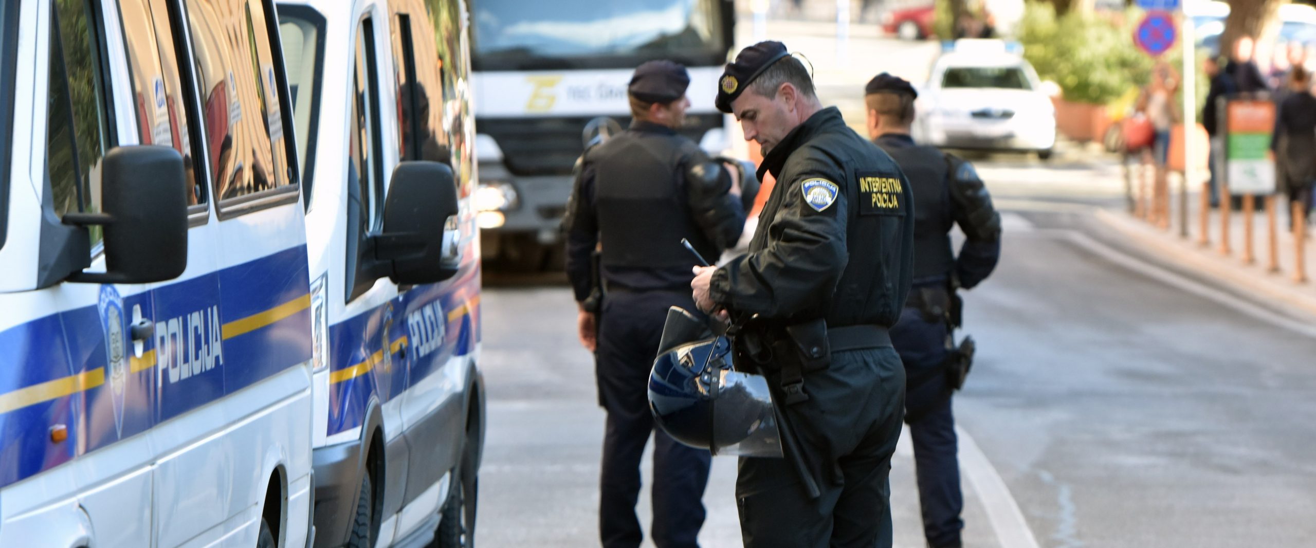 25.10.2017., Sibenik - Uoci kup utakmice Sibenika i Hajduka  samom sredistu grada doslo je do sukoba navijaca u kojem je intervenirala policija i 30-ak pripadnika Torcide polegla na plocnik.
Photo: Hrvoje Jelavic/PIXSELL