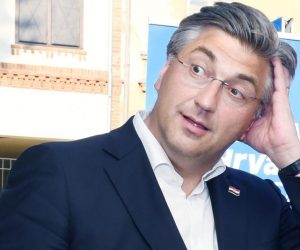 26.06.2020., Sisak - Predsjednik Vlade  i HDZ-a Andrej PLenkovic u pratnji kandidata HDZ-a u 6. izbornoj jedinici posjetio je Sisak i druzio se s gradjanima.

Photo: Nikola Cutuk/PIXSELL
