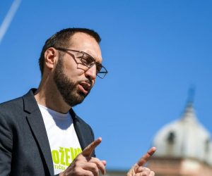 27.05.2020., Zagreb - Zajednicku konferenciju za medije odrzali su partneri iz politicke stranke Mozemo, Zagreb je nas, i Nova ljevica, a sazvana je povodom postavljanja zastava "Hoda za zivot" nakon zastava Zagreb Pridea od strane Grada. Tomislav Tomasevic Photo: Josip Regovic/PIXSELL
