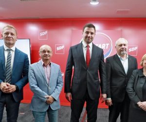 27.05.2020., Zagreb - U sredisnjici SDP-a predstavljen je program RESTART koalicije. Predsjednik HSS-a Kreso Beljak, predsjednik Snage Goran Aleksic, predsjednik SDP-a Davor Bernardic, predsjednik HSU-a Silvano Hrelja, predsjednica GLAS-a Anka Mrak Taritas Photo: Sanjin Strukic/PIXSELL