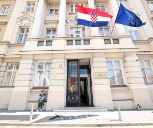 27.08.2018., Zagreb - Radnici brodogradilista Uljanik i 3. maj odrzali su prosvjed ispred Banskih dvora na Trgu svetog Marka zbog neisplate placa. Uz transparent Govno, govnima ispred zgrade Sabora postavljen je izmet zamotan u djecju pelenu, a zgradu Sabora gadjali su i jajima. 
Photo: Goran Stanzl/PIXSELL