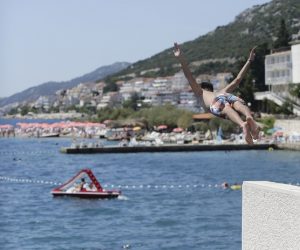 28.06.2020., Neum - Gradjani Bosne i Hercegovine napunili plaze. Photo: Denis Kapetanovic /PIXSELL
