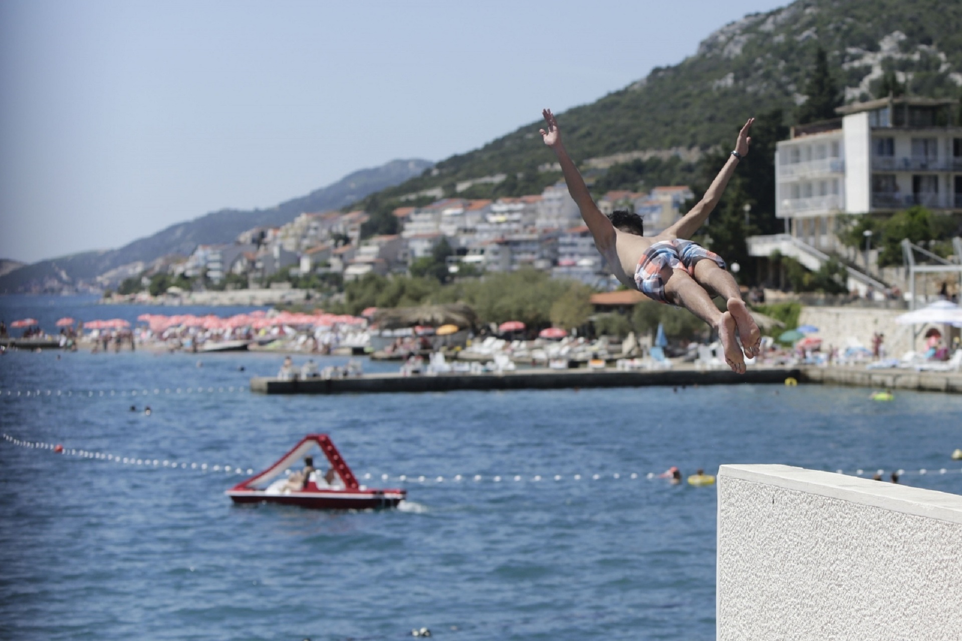 28.06.2020., Neum - Gradjani Bosne i Hercegovine napunili plaze. Photo: Denis Kapetanovic /PIXSELL