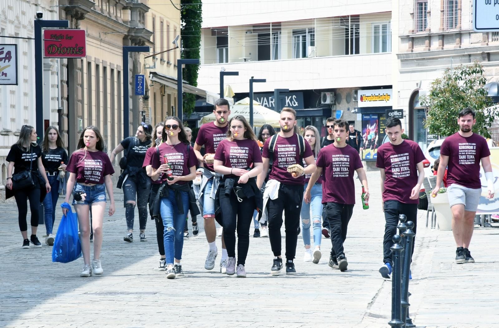 29.05.2020., Sisak - Manja skupina maturanata prosla je gradskim ulicama bucno proslavljajuci zavrsetak srednjoskolskog skolovanja. Photo: Nikola Cutuk/PIXSELL